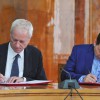Президент ЗАО «Кумтор Оперейтинг Компани» Майкл Фишер и Министр молодежи, труда и занятости КР Алиясбек Алымкулов подписывают меморандум