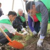 Президент компании «Кумтор», Майкл Фишер принял непосредственное участие в посадке деревьев