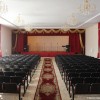 в большом зале установлены удобные кресла, современное звуковое оборудование, заменены люстры и светильники, приобретены новые шторы и большой занавес для сцены, а также новая мебель.